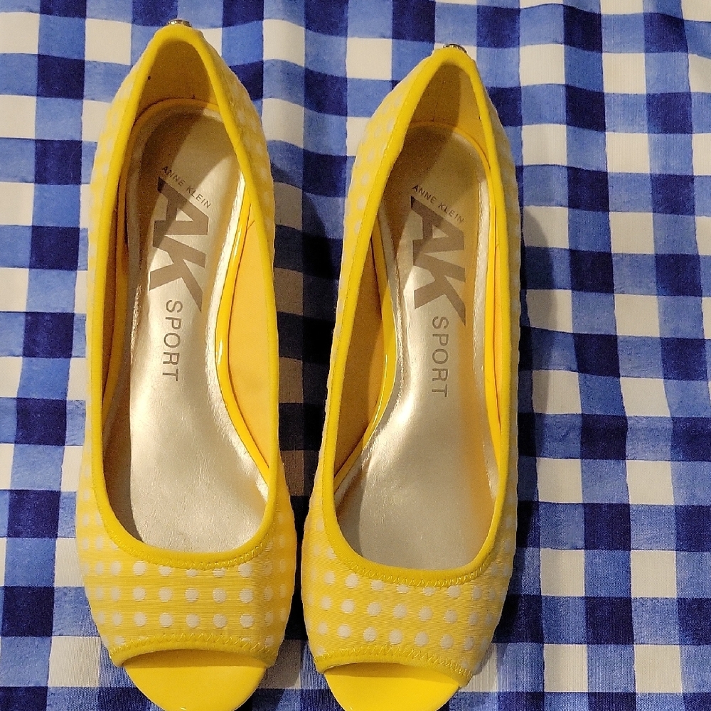 Anne Klein Yellow Peep Toe Heels